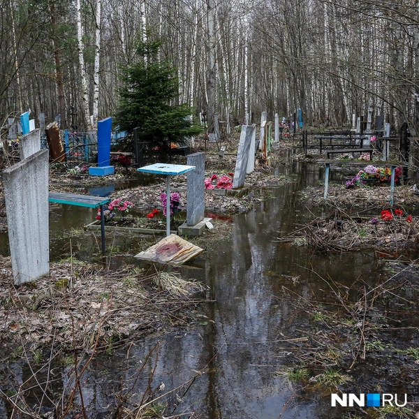 Некоторые памятники покосились из-за подтопления | Источник: Наталья Бурухина / NN.RU