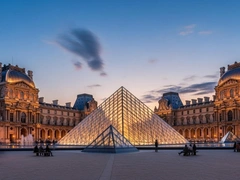 В Париже ограбили Лувр — музей закрыт