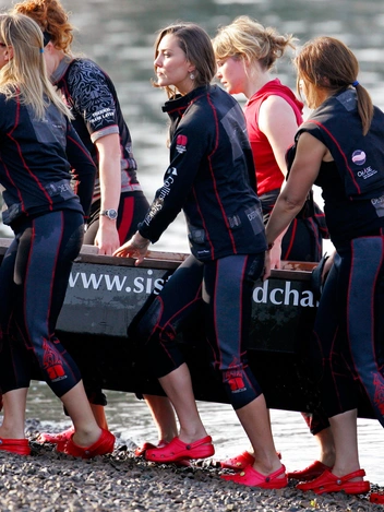 Кэтрин с командой гребцов Sisterhood на Темзе