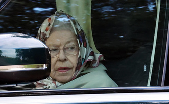 Розовая помада и бабочки: 95-летняя Елизавета II после больницы отправилась в отпуск