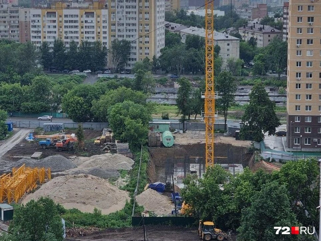 На этом участке строят сразу два ЖК | Источник: Читатель 72.RU