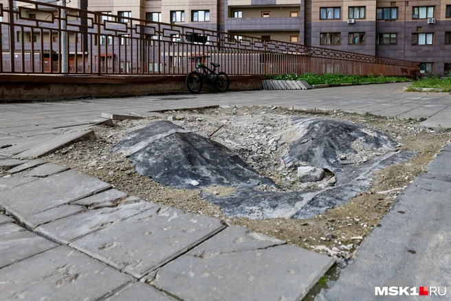 Место падения огромного куска балкона | Источник: Артем Устюжанин / MSK1.RU