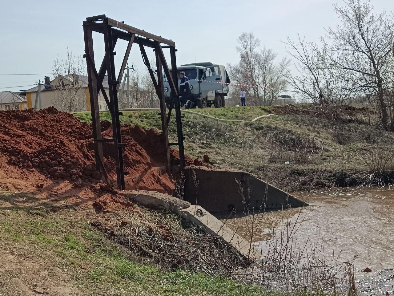 В Кушкуль пришла большая вода: в мэрии Оренбурга успокаивают, что резерв у  дамбы составляет еще более метра - 18 апреля 2024 - 56.ру