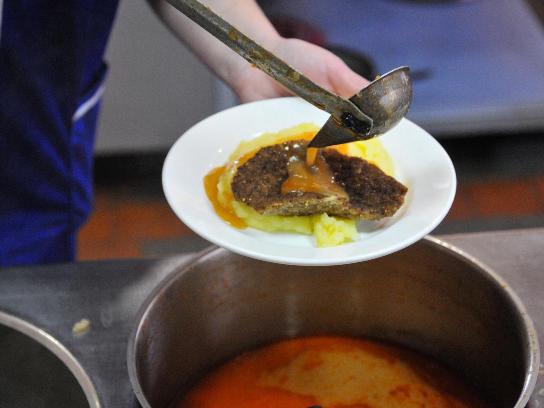 Во Владивостоке в школьной котлете нашли таракана