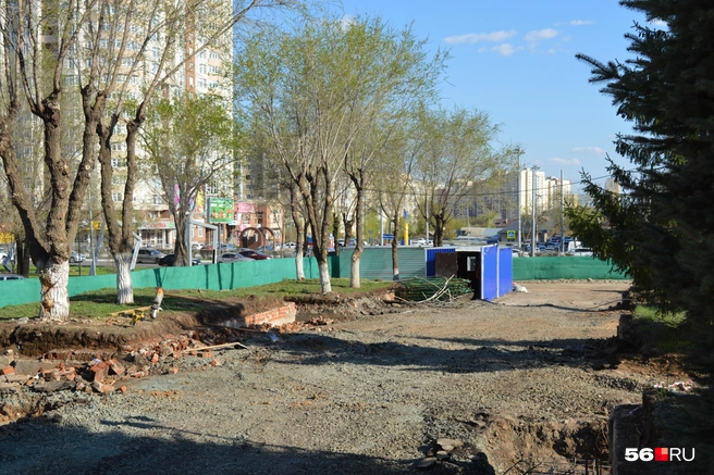 Синяя бытовка на входе | Источник: Анастасия Баринова / 56.RU