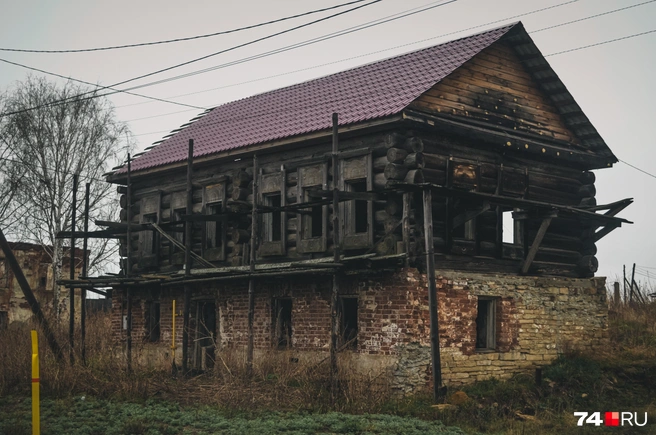 Встречаются и совсем уж странные постройки. Будто адлерский стиль перенесли в уральскую глушь | Источник: Виталий Гущинский