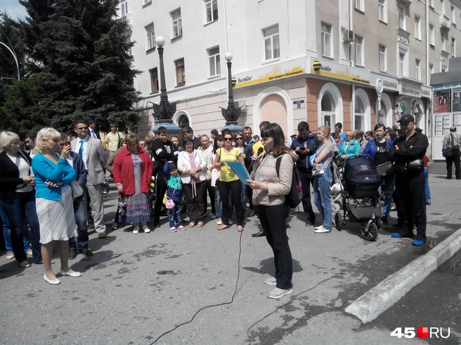 Митинг родителей, которые недовольны, что мест в детских садах надо ждать до школы  | Источник: Юлия Король 