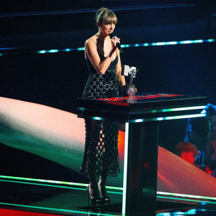 Дерзко и сексуально: Тейлор Свифт в «голом» платье-сетке на премии MTV EMA 2022
