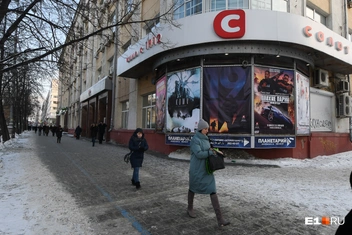 Кинотеатр «Салют» также считается одним из старейших в Екатеринбурге | Источник: Артём Устюжанин / E1.RU