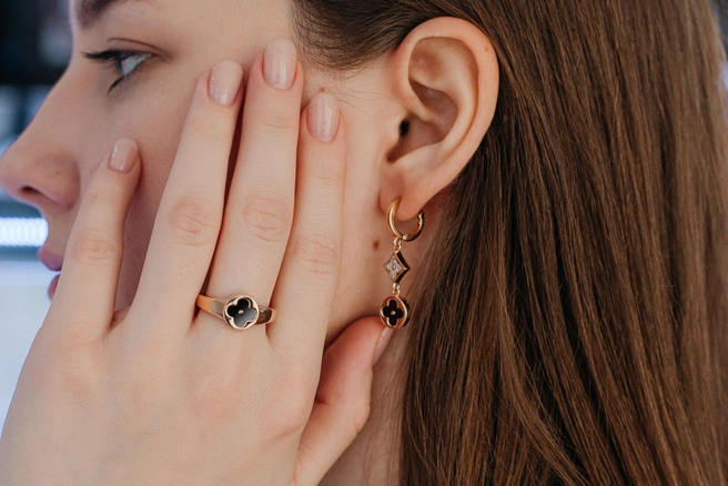 Гарнитур с популярным узором в виде клевера придется по вкусу тем, кто разбирается в ювелирной моде | Источник: Ксения Зимина