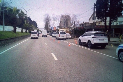 В Сочи водитель сбил пешехода, сдавая назад