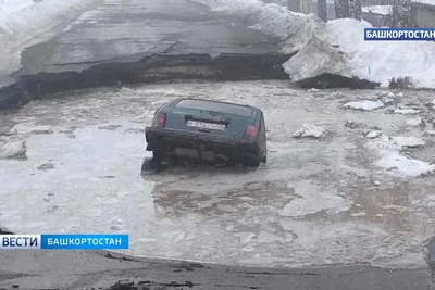 «Нива» провалилась в карстовую яму в Башкирии