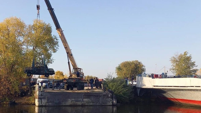 Для подъема машины задействовали тяжелую технику