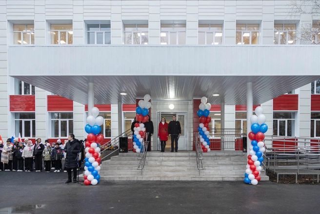 В честь открытия лицея № 29 прошла праздничная линейка | Источник: «Омск Сайдинг Инвест»