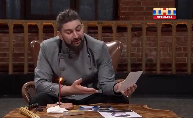 Анзор не увидел проклятья, а лишь заявил, что парни вели неправильный образ жизни | Источник: кадр из шоу «Битва экстрасенсов» (16+), ТНТ, 2026 год