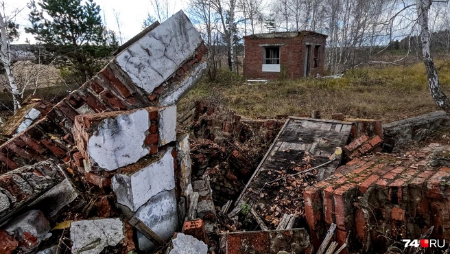 Бродя по таким руинам, все время думаешь: сколько же таких «брошенок» по России? Убирать за собой у нас не принято | Источник: Артем Краснов