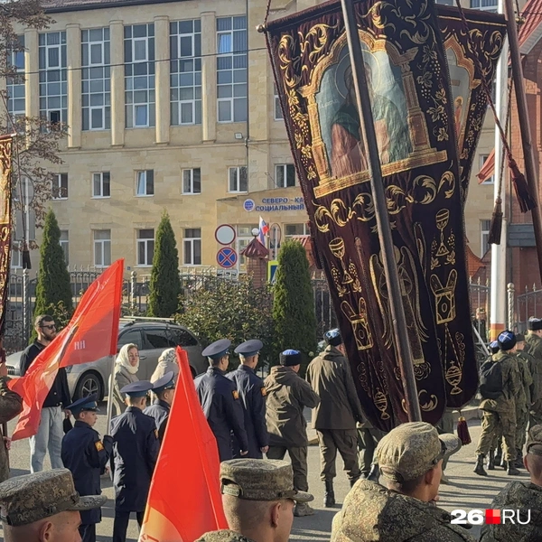 Колонну возглавили военные с хоругвями | Источник: Габриелла Захарова / 26.RU