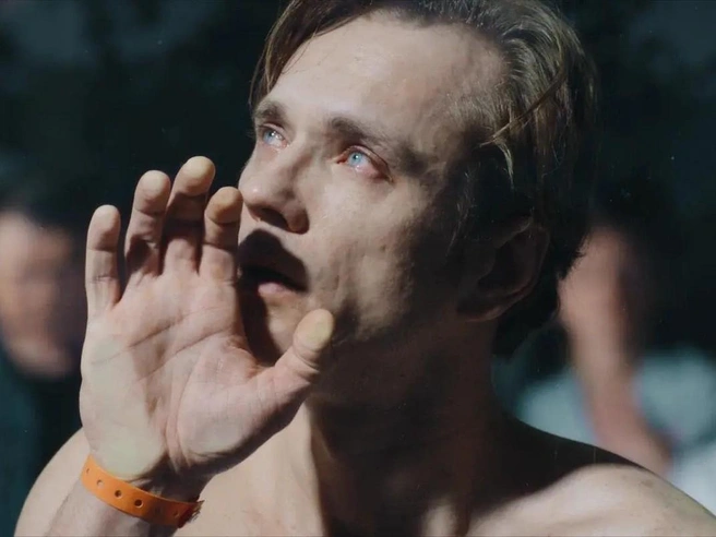 Главный герой еще не знает, к чему придет к концу фильма, но уже не может сдержать слез | Источник: кадр из фильма «Авиатор» (16+), реж. Егор Кончаловский, «КИНОТВ» и медиагруппа «Красный квадрат», 2025 год