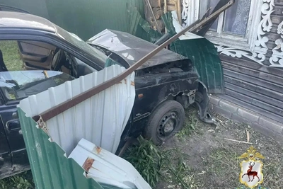 Водитель без прав врезался в жилой дом в Нижегородской области