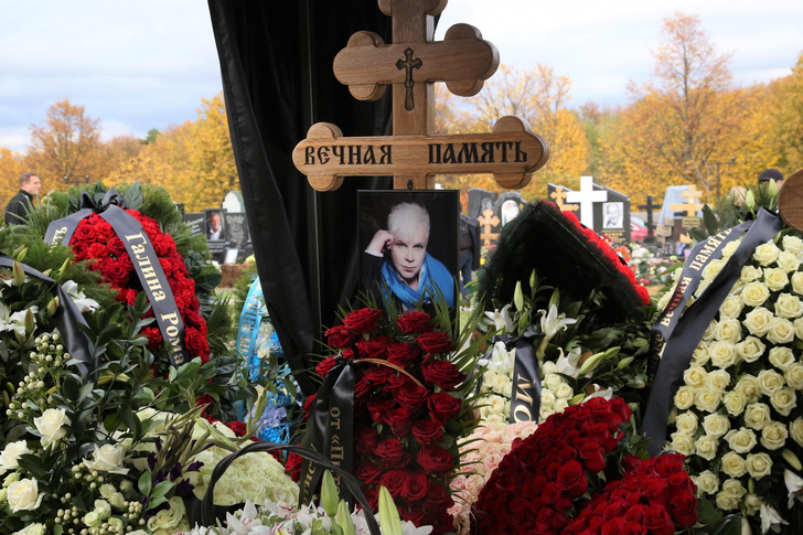 В день рождения Моисеева Пугачева прислала на могилу букет роз