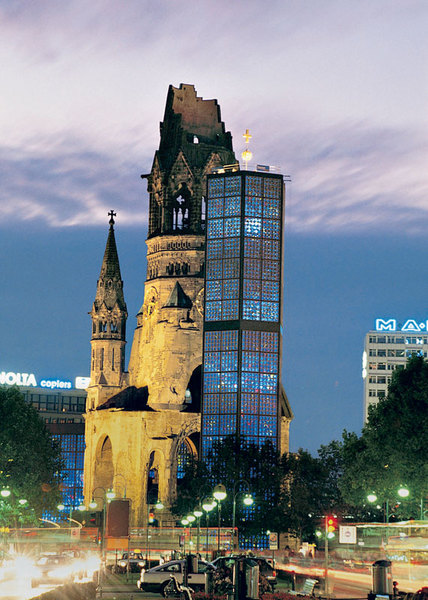 Полуразрушенный в результате бомбежек Курфюрстендамм – один из символов Берлина.