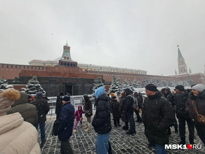 Люди, которые не успели купить билет в мавзолей, фотографируют на его фоне | Источник: Арина Майорова / MSK1.RU 