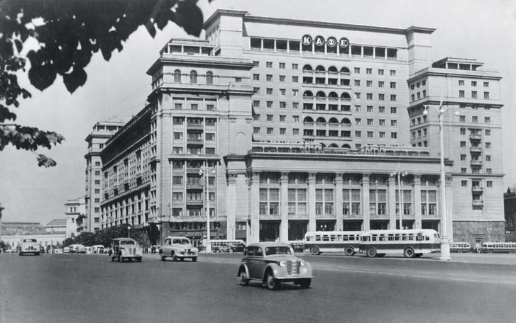 Фасад гостиницы «Москва», построенной в 1930-х годах, надолго стал символом столицы. На фото — вид гостиницы, 1953 год. 3