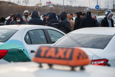 Волгоградцы столкнулись с задержками такси