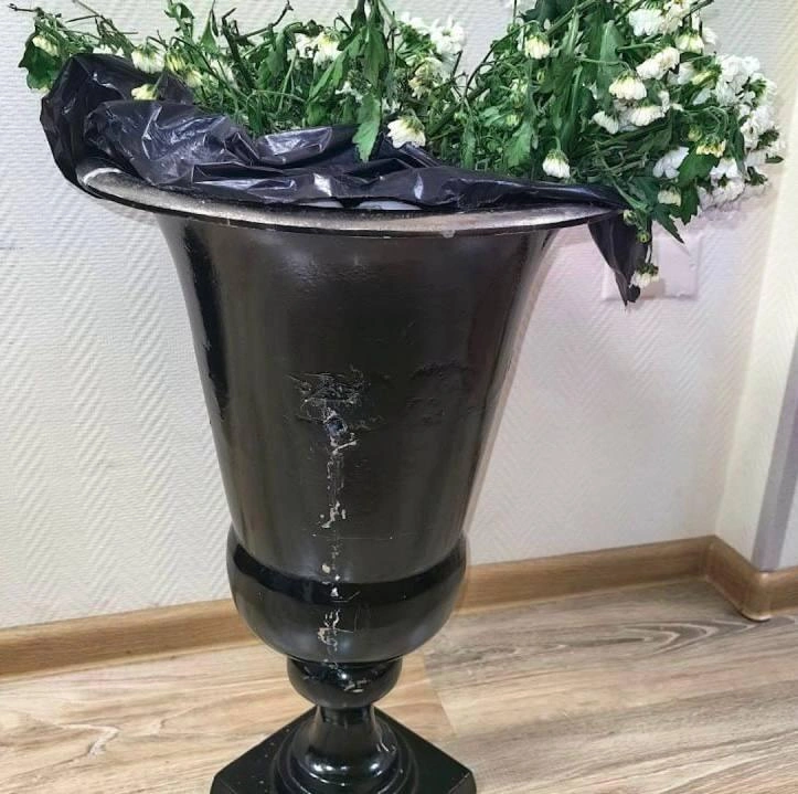 Камеру наблюдения спрятали в ритуальной вазе | Источник: кадры оперативной съемки / РИА Новости