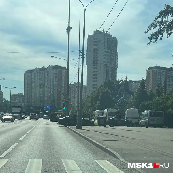 Возле церкви дежурит несколько бригад полиции и скорой помощи | Источник: читательница MSK1.RU