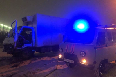 Truck crashes into pole in Volgograd, driver trapped