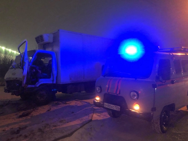 Столкновение грузовика со столбом произошло 2 февраля в Краснооктябрьском районе Волгограда. | Источник: МУ «Служба спасения Волгограда»