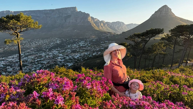 Вид на главные достопримечательности&nbsp;— горы Львиную Голову и Столовую | Источник: Евгения Дегтянникова