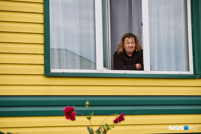 Надежда говорит, что только поглядев на школу, поняла: ее дети здесь учиться не будут. Даже несмотря на то, что она прямо напротив дома | Источник: Александр Ощепков / NGS.ru
