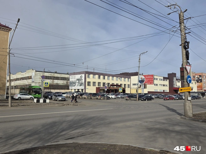 Светофор заработал на повороте у «Зауральца»&nbsp;— это объездной путь | Источник: Алена Кисель / 45.RU