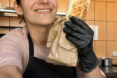 Не умея скручивать шаурму, блогер из Барнаула раскрутила ларек