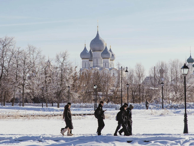 Ученики гимназии имени А.Л. Кекина возвращаются домой после занятий. | Источник: Артем Бауман / 76.RU