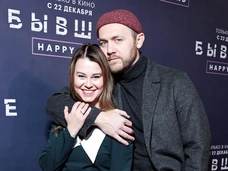 Редкий выход Дениса Шведова с женой, эффектная Любовь Аксенова: закрытый показ «Бывшие. Happy End»