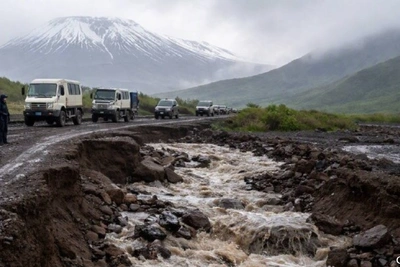 Туристы на Камчатке застряли из-за размытой дороги