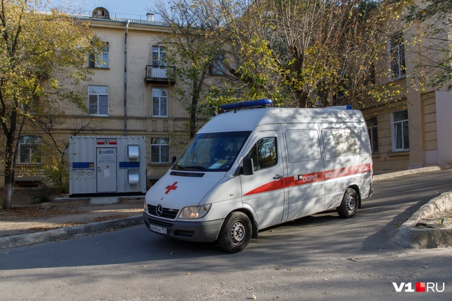 Медики не смогли спасти потерявшего сознание мужчину | Источник: Алексей Волхонский / V1.RU