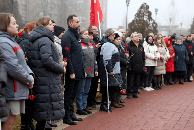 На митинг у руин Центральной заводской лаборатории собрались сотрудники предприятия и ветераны-металлурги | Источник: «Красный Октябрь»