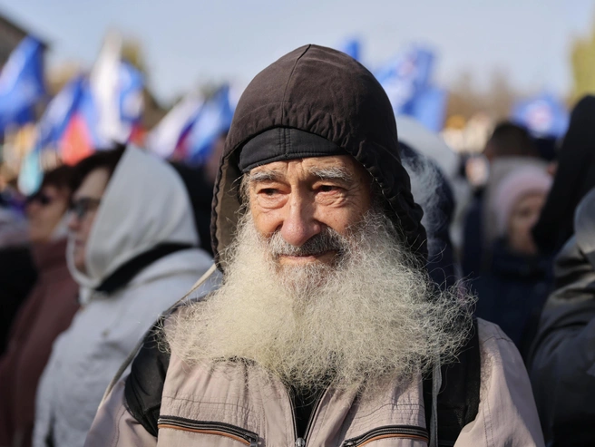На лице пожилого мужчины застыла умиротворённая улыбка. | Источник: Алексей Волхонский / V1.RU