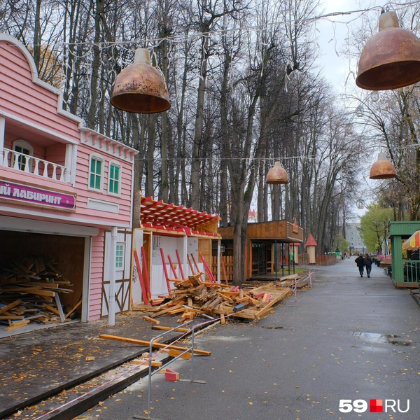 На улочке лежат балки и доски | Источник: Тимофей Калмаков / 59.RU