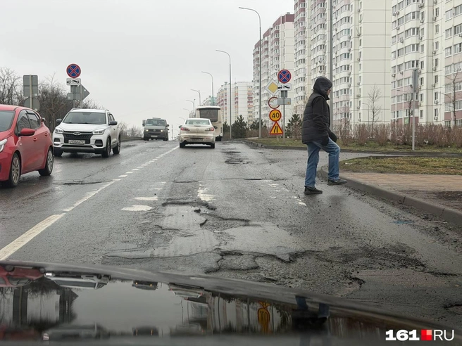С 2017 года чиновники отвечали жителям Суворовского, что ремонтировать не могут, пока дорога не будет на балансе города | Источник: читатель 161.RU