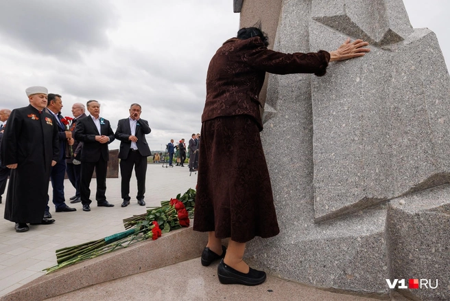 Спустя много лет Маржан Казиева из Казахстана припала к могиле отца, погибшего во время войны | Источник: Алексей Волхонский / V1.RU