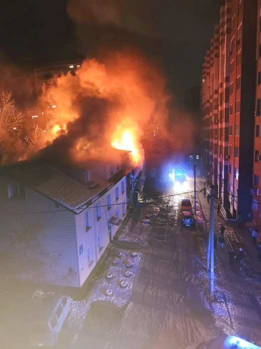 Эвакуация жильцов, столб огня и клубы дыма: что известно о смертельном пожаре на левом берегу Новосибирска — хроника | Источник: читательница Елена