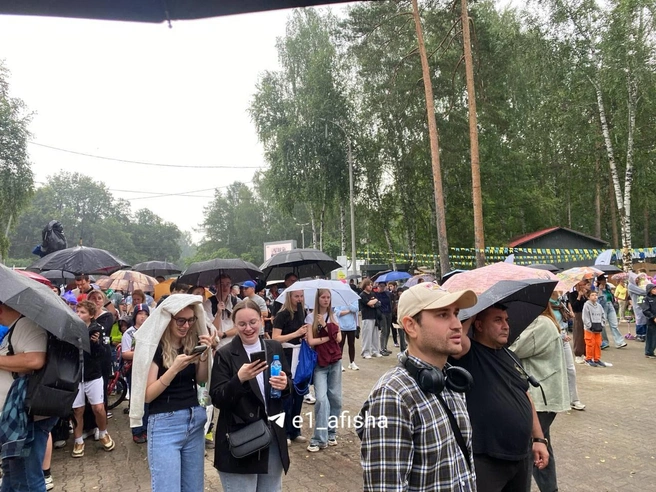 Фанаты стояли в огромной очереди ради автографа | Источник: Екатерина Маврина / E1.RU
