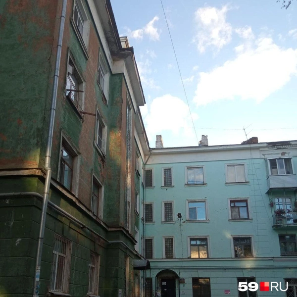 Одна половина дома стоит обшарпанной, вторую&nbsp;— покрасили. Она выглядит намного лучше | Источник: Вероника Свизева / 59.RU 