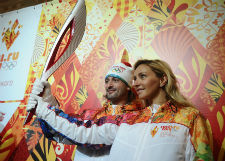 Звезды презентовали олимпийский факел в Москве