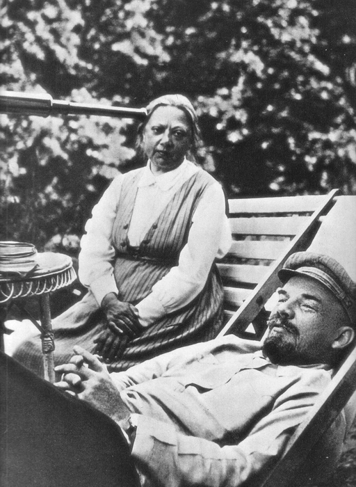 Владимир Ленин и Надежда Крупская в Горках. 1922 год | Источник: wikipedia / Общественное достояние
